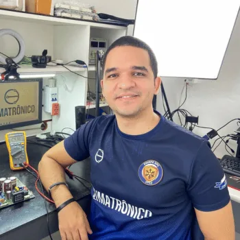 Lawhander Silva na bancada, testando uma placa eletrônica de ar-condicionado